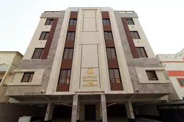 شقة 5 غرف كبيرة نص دور كامل بحي السلامة أفراغ فوري للبيع 