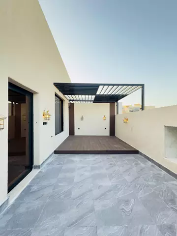 ملحق روف 4 غرف مع السطوح بحي الروضة جديد للبيع