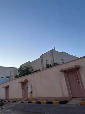 فلا للبيع في حي الروابي في عرعر