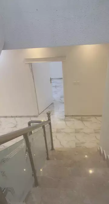 فيلا للبيع مع شقة مستقلة شرق المطار موقع استراتيجي. 