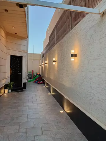 فيلا فاخره تشطيب خاص للايجار بحي الملقا