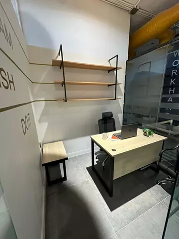 مكتبك يبدأ بخطوة ذكية — سواء على الأرض أو أونلاين