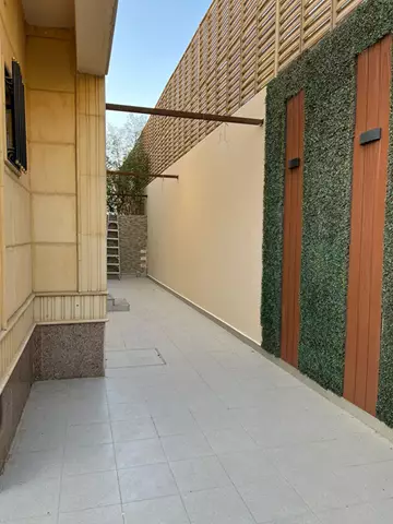 فيلا سكني للإيجار مع مدخل سيارة في حي الصحافة في شمال الرياض