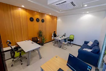 مساحات عمل مشتركة مؤثثة وسط الرياض
