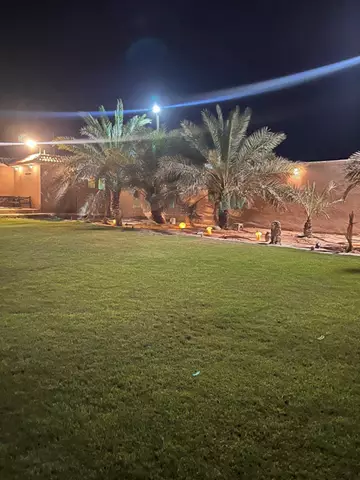 أرض سكني للبيع مقام عليها استراحة حي ديراب